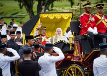 Al-Sultan Abdullah Ri'ayatuddin Al-Mustafa Billah Shah dan Tunku Azizah Aminah Maimunah Iskandariah berkenan mencemar duli berangkat tiba ke Istiadat Perbarisan Menjunjung Kasih di Kem Perdana, Sungai Besi di sini, pagi ini.