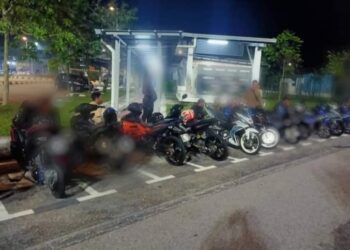 ANTARA motosikal yang diperiksa dan disita dalam operasi samseng jalanan di WCE, sekitar Manjung hari ini. - UTUSAN/IHSAN PDRM