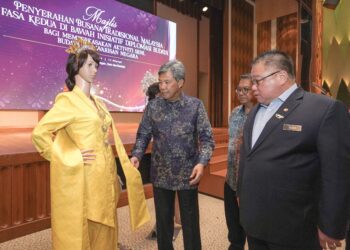 MOHAMAD Hasan (tengah) bersama Tiong King Sing melihat pakaian  tradisional yang dipamerkan dalam
Majlis Penyerahan Busana Tradisional Malaysia di Putrajaya, semalam.
– UTUSAN/FAISOL MUSTAFA