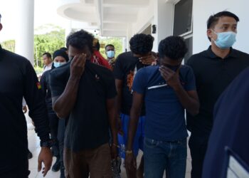 SEBAHAGIAN tertuduh dalam kes bunuh pengawal keselamatan dibawa ke Mahkamah Majistret Selayang bagi menghadapi pertuduhan. – UTUSAN/SYAKIR RADIN