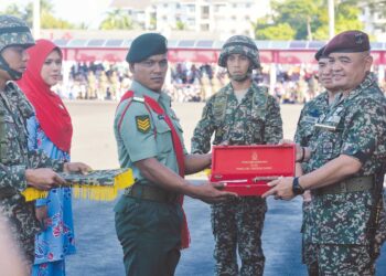 MUHAMMAD Hafizuddeain Jantan menyerahkan lambang tertinggi keberanian warga TDM Pisau Tentera Darat kepada Mazlan Abdul Rahman sempena Majlis Perbarisan Tamat Latihan Perajurit Muda Lelaki Siri 198/23 di Pusasda, Negeri Sembilan. - UTUSAN/MOHD SHAHJEHAN MAAMIN