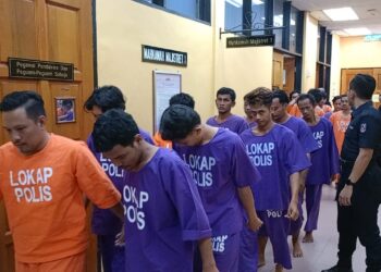 SEBAHAGIAN warga asing yang dihadapkan ke Mahkamah Majistret Teluk Intan hari ini selepas ditangkap di perairan Bagan Sungai Tiang di Bagan Datuk bulan lalu. - UTUSAN