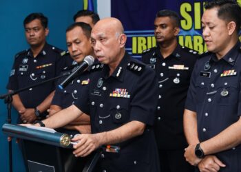 AHMAD Sukarno Mohd Zahari ketika sidang akhbar melibatkan kes curi kenderaan dan curi barang dalam kenderaan di Ibu pejabat Polis Daerah (IPD) Sentul, Kuala Lumpur, hari ini.  - UTUSAN/SADDAM YUSOFF