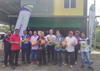 AHMAD Maslan ( lima dari kanan )  di hadapan Pusat Jualan Peladang Outlet, di Kampung Parit Yassin, Benut, di Pontian, Johor, hari ini.