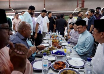 Anwar Ibrahim beramah mesra bersama orang awam semasa  makan  tengah hari di Restoran Nasi Kandar Pelita di  Desa Sri Hartamas  semalam. – UTUSAN/AMIR KHALID