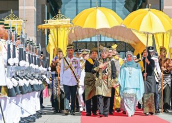 Al-Sultan Abdullah dan Tunku Azizah berkenan berangkat meninggalkan  Kompleks Bunga Raya, Lapangan Terbang Antarabangsa Kuala Lumpur di Sepang  semalam. – IHSAN Jabatan Penerangan