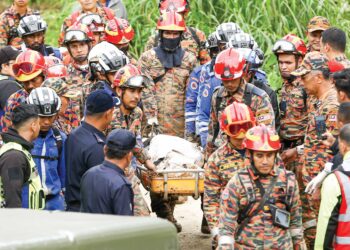 ANGGOTA pasukan mencari dan menyelamat membawa keluar mayat mangsa ketiga kejadian tanah runtuh di Batu 59, Blue Valley, di Cameron Highlands pada Jumaat lalu. - UTUSAN/MUHAMAD NAZREEN SYAH MUSTHAFA