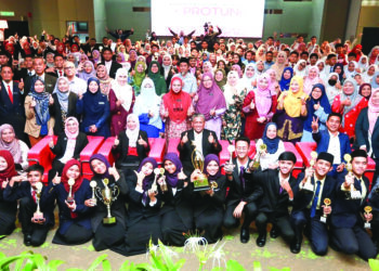 SUHAIMI Kasdon (tengah) bergambar bersama peserta Konvokesyen ProTune Negeri Selangor di Ibu Pejabat PKNS di Shah Alam, Selangor. - UTUSAN / AFIQ RAZALI