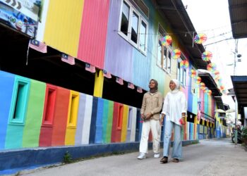 KECERIAAN di setiap rumah penduduk yang berwarna-warni 
di Kampung Seberang Ramai dengan lorong-lorong kawasan tersebut pula diserikan dengan pelbagai hiasan. - MINGGUAN/
IZLIZAN OTHMAN