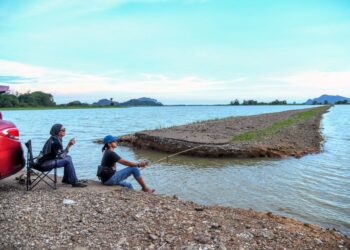 TASIK Timah Tasoh di Padang Besar, Perlis daripada sebuah perkampungan yang ditenggelamkan kini menjadi antara nadi Perlis dalam aspek pelancongan dan sumber bekalan air.- MINGGUAN/IZLIZAN OTHMAN