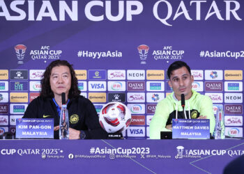 KIM Pan Gon (kiri) bersama Kapten Harimau Malaya, Matthew Davies pada sidang media sebelum perlawanan pertama Kumpulan E menentang Jordan awal pagi esok.-IHSAN FAM