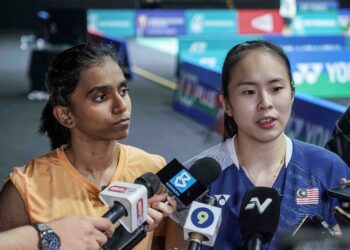 Pearly Tan dan M. Thinaah ditemu bual media selepas menguji gelanggang di Axiata Arena Bukit Jalil, semalam. - UTUSAN/AMIR KHALID