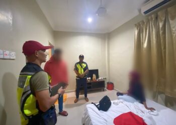 PEGAWAI PADK sedang menjalankan soal siasat ke atas pasangan yang disyaki berkhalwat dalam operasi pencegahan jenayah syariah sempena sambutan tahun baharu di Kulim.