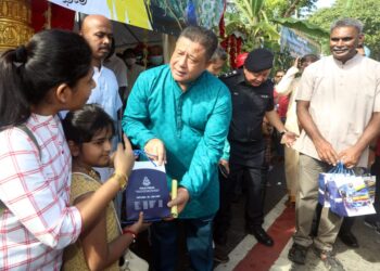 AZIZI Mat Aris (tengah)  pada program High Profil Policing Polis Perak sempena sambutan Thaipusam peringkat negeri di Kuil Sri Subramaniar di Gunung Cheroh di Ipoh hari ini. - UTUSAN/MUHAMAD NAZREEN SYAH MUSTHAFA