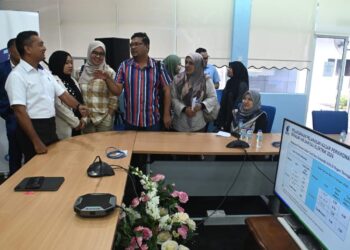 ABDUL Karim Endut (kiri) memperkatakan sesuatu kepada wartawan yang hadir pada sidang akhbar penyelarasan tarif air bagi negeri Terengganu di Kuala Terengganu, hari ini. - UTUSAN/PUQTRA HAIRRY ROSLI