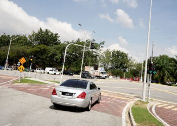 KERETA yang membawa Muhammad Sanusi Md. Nor keluar dari pekarangan Ibu pejabat SPRM di Putrajaya, semalam.