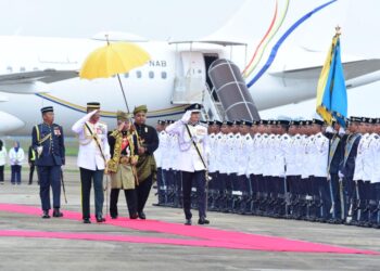 AL-SULTAN Abdullah Ri’ayatuddin Al-Mustafa Billah Shah memeriksa Kawalan Kehormatan Utama di Pangkalan Udara Kuantan, Pahang, semalam.