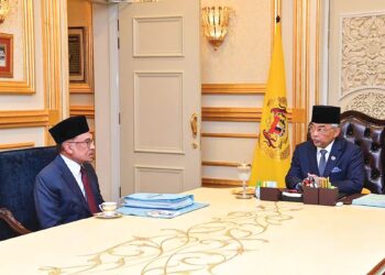 ANWAR Ibrahim menghadap Yang di-Pertuan Agong bagi menyembah maklum urusan kertas-kertas Kabinet di Istana Negara, semalam.