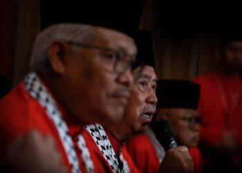 MUHYIDDIN Yassin sudah lama memecat Hamzah Zainudin daripada jawatan Setiausaha Agung sekiranya benar wujud dakwaan dua kem di dalam parti tersebut.