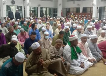 JEMAAH memenuhi ruang solat utama Masjid Sultan Alang Iskandar Shah (MAIS), Seri Manjung ketika solat Subuh pagi tadi. - UTUSAN