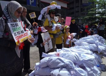 HIMPUNAN ‘Hari Bertindak Global: Gencatan Senjata Sekarang, Hentikan Perang di Gaza’ yang berlangsung berhampiran Kedutaan Besar Amerika Syarikat (AS) di Jalan Tun Razak, Kuala Lumpur. UTUSAN/SHIDDIEQIIN ZON