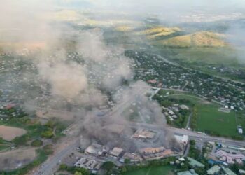 PEMANDANGAN udara menunjukkan asap berkepul-kepul dari bangunan yang terbakar, di tengah-tengah rompakan dan pembakaran semasa protes atas pemotongan gaji polis yang dipersalahkan atas masalah pentadbiran, di Port Moresby, Papua New Guinea.-Reuters