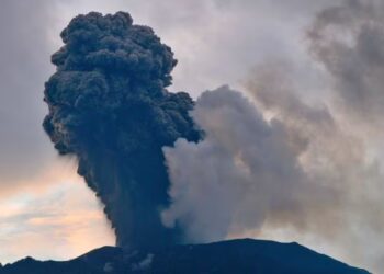 GUNUNG berapi Marapi memuntahkan abu gunung berapi seperti yang dilihat dari Nagari Bukik Batabuah di Agam, wilayah Sumatera Barat, Indonesia hari ini.-Reuters