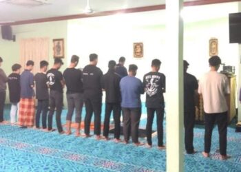 SERAMAI 14 penunggang motosikal mendirikan solat Subuh diimamkan Pegawai Penyiasat, Bahagian Siasatan dan Penguatkuasaan Trafik (BSPT), Inspektor Che Hassan Ambok.