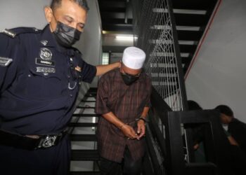 AHMAD Zainuddin Bontak (kanan) didenda RM30,000 selepas mengaku bersalah di Mahkamah Sesyen Ipoh hari ini atas pertuduhan menipu berkaitan permohonan permit kerja, 12 tahun lalu. - UTUSAN