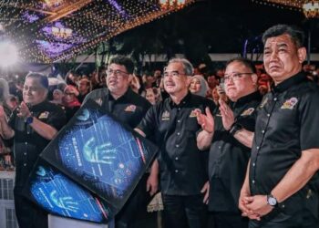 MOHD. Ali Mohd. Rustam (tiga dari kanan), Tiong King Sing (dua dari kanan) dan Ab. Rauf Yusoh (empat dari kanan) melihat ke pentas utama selepas pelancaran TMM 2024 dan sambutan Ambang Tahun Baharu 2024 di Dataran Pengkalan Rama, Melaka.