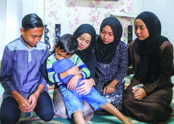 ADIB Iman memeluk bantal peninggalan arwah ibu dan bapa mereka yang maut dalam kemalangan motosikal minggu lalu di Taman Pahlawan, Sungai Petani, Kedah. -UTUSAN/ SHAHIR NOORDIN