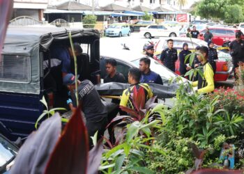 ANGGOTA polis mengangkat mayat wanita yang maut dalam kejadian pergaduhan ke dalam kenderaan di Menglembu di Ipoh hari ini. - UTUSAN/MUHAMAD NAZREEN SYAH MUSTHAFA