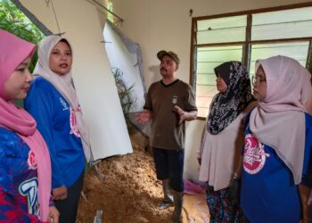 NURUL Amal Mohd. Fauzi (dua kiri) semasa menyantuni mangsa banjir selepas dinding rumah mereka runtuh dihempap tanah runtuh dalam kejadian di Kampung Dalam Reka, Jeli, Kelantan-UTUSAN/YATIMIN ABDULLAH.