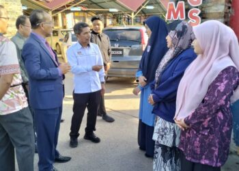 MAT Lazim Mohammad (tengah) ketika membuat pemantauan di SMK Rantau Panjang, Kelantan-UTUSAN/ROHANA ISMAIL.