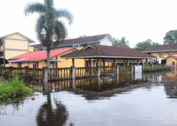 SK Temai di Pekan, Pahang terpaksa ditutup kerana masih ditenggelami ‘air termenung’ ekoran musim tengkujuh sejak 27 Disember lalu. – UTUSAN/SHAIKH AHMAD RAZIF