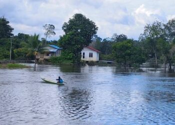 KAMPUNG Tersang, Rantau Panjang, Kelantan masih ditenggelami banjir termenung-UTUSAN/YATIMIN ABDULLAH.