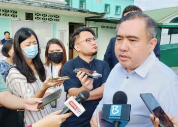 ANTHONY Loke Siew Fook ketika ditemui pemberita selepas majlis penyerahan peruntukan daripada pihak YTL Foundation kepada pihak SMK) St. Paul di Seremban hari ini.