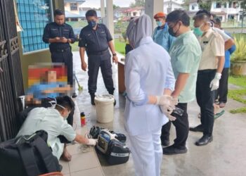 PASUKAN paramedik daripada hospital tiba di lokasi kejadian mangsa bertugas dan disahkan meninggal dunia.