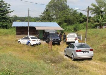 PASUKAN polis menjalankan siasatan di lokasi kejadian seorang lelaki warga emas ditemukan maut dengan kesan tikaman di sebuah rumah di Kampung Pasir, Rantau, Seremban pagi tadi.-GAMBAR/IHSAN POLIS.