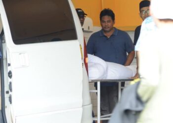 JENAZAH Allahyarham Hamdan Ramli dibawa masuk kedalam van jenazah setelah selesai solat jenazah untuk dibawa pulang ke Perak di Jabatan Perubatan Forensik HSA Johor Bahru. – UTUSAN/RAJA JAAFAR ALI