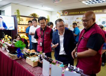 CHAN Foong Hin (dua kanan) semasa lawatan di Ibu Pejabat LKM di Kota Kinabalu semalam