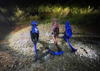 SEBAHAGIAN rangka motosikal curi yang berjaya ditemukan di dalam kawasan anak sungai di Pasir Puteh, Kelantan.-IHSAN POLIS