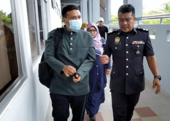 MOHD. Firdaus Ahmad hadir ke Mahkamah Majistret Seremban hari ini bagi didakwa atas pertuduhan tidak mematuhi perintah award TTPM kepada dua pihak yang menuntut.-UTUSAN/MOHD. SHAHJEHAN MAAMIN.