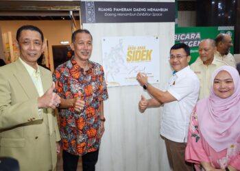 Exco Perumahan dan Kebudayaan Negeri Selangor merangkap Pengerusi Perbadanan Adat Melayu dan Warisan Negeri Selangor, Borhan Aman Shah diiringi Lagenda Badminton Negara, Datuk Mohmed Misbun Sidek (kiri) dan Datuk Seri Mohd Jalani Sidek melawat pameran pada majlis perasmian Pameran Anak-anak Sidek Lagenda Badminton Negara di Muzium Sultan Alam Shah. (FOTO : Saddam Yusoff)