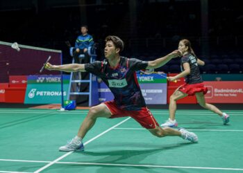 KUALA LUMPUR 9 JANUARI 2024 - Aksi pemain beregu campuran Malaysia, Goh Soon Huat dan Shevon Jemie Lai sewaktu menentang pemain England, Gregory Mairs dan Jenny Mairs pada perlawanan Kejohanan Badminton Terbuka Malaysia 2024 di Axiata Arena Bukit Jalil di sini, hari ini. GAMBAR: FARIZ RUSADIO