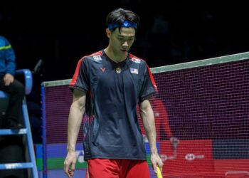 KUALA LUMPUR 9 JANUARI 2024 -  Aksi pemain perseorangan lelaki Malaysia, Lee Zii Jia selepas tewas sewaktu menentang pemain China, Lu Guang Zu pada perlawanan Kejohanan Badminton Terbuka Malaysia 2024 di Axiata Arena Bukit Jalil di sini, hari ini. GAMBAR: FARIZ RUSADIO