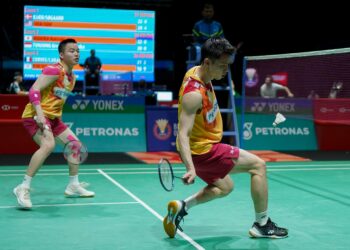 KUALA LUMPUR 10 JANUARI 2024 - Aksi pemain beregu lelaki Malaysia, Aaron Chia dan Soh Wooi Yik sewaktu menentang pemain Denmark, Rasmus Kjær dan Frederik Søgaard pada perlawanan Kejohanan Badminton Terbuka Malaysia 2024 di Axiata Arena Bukit Jalil di sini, hari ini. GAMBAR: FARIZ RUSADIO