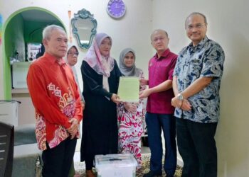 NGWE Hee Sem (dua dari kanan) menyampaikan sumbangan kepada waris Haiqal Iman Mohd. Shahruddin Abdul Qayyum di kediaman mereka di Taman Saujana Indah, Bukit Katil, Melaka.