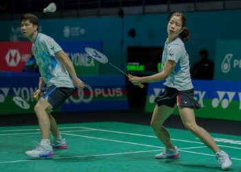 KUALA LUMPUR 11 JANUARI 2024 - Aksi pemain beregu campuran Malaysia, Goh Soon Huat dan Shevon Jemie Lai sewaktu menentang pemain Thailand, Dechapol Puavaranukroh dan Sapsiree Taerattanachai pada perlawanan Kejohanan Badminton Terbuka Malaysia 2024 di Axiata Arena Bukit Jalil di sini, hari ini. GAMBAR: FARIZ RUSADIO