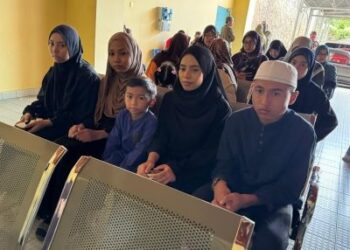 FATIN Hanani (dua kanan) bersama adik-adiknya menunggu untuk menuntut jenazah ibu bapa mereka yang meninggal dunia di Unit Forensik HSAH, Sungai Petani. -UTUSAN/OTHMAN YAHAYA